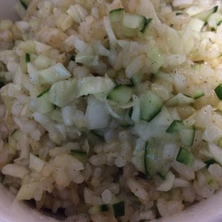 玄米と刻んだ野菜のサラダ
